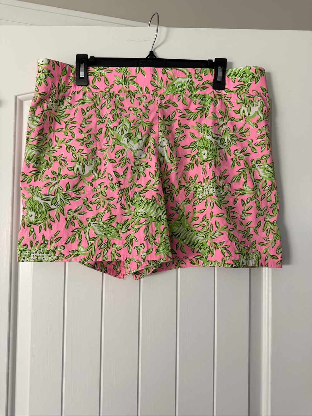 NWOT (tag fastener attached) Lilly Pulitzer Alista Stretch Shorts size XL